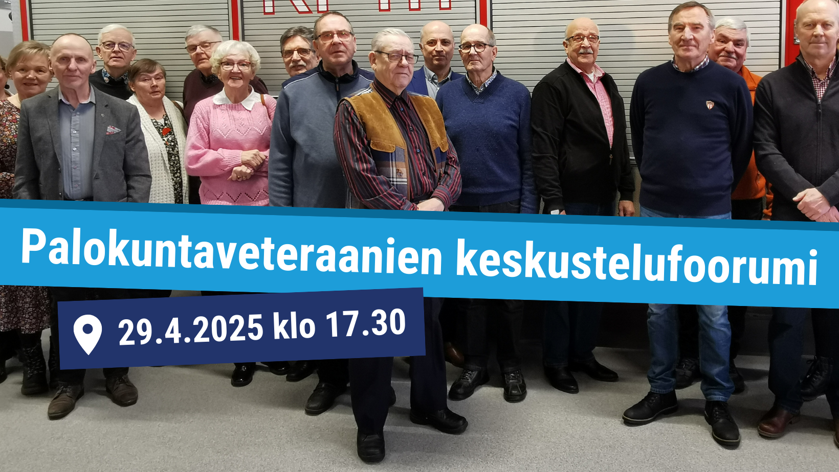 Ihmisiä seisomassa paloauton edessä. Kuvan päällä tapahtumatiedot.